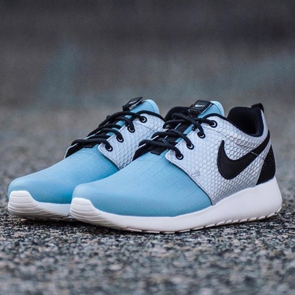 Nike Shoes - NWT曆Nike Roshe One LX